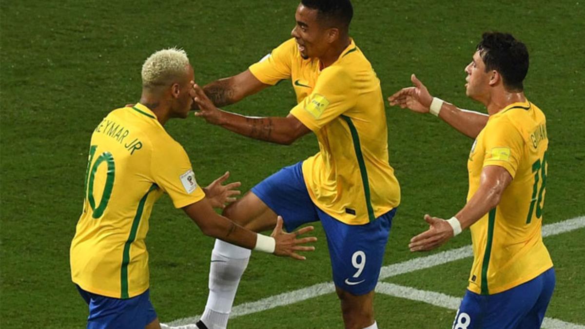 Gabriel Jesús felicita a Neymar tras su gol