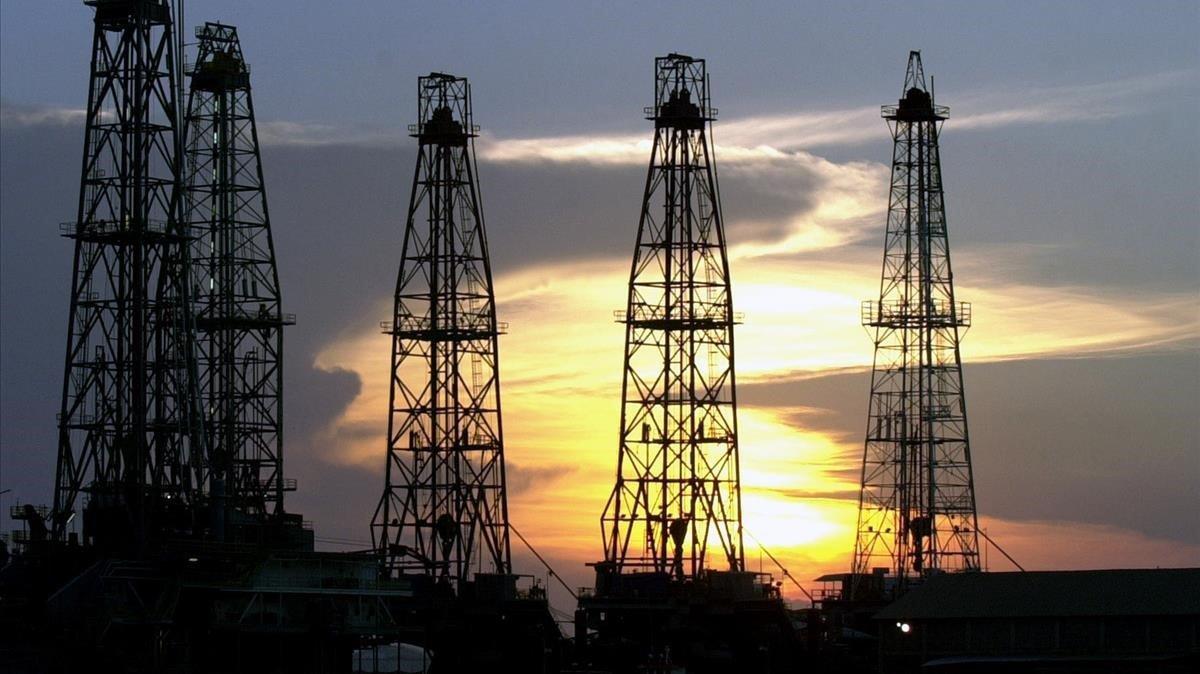 zentauroepp2118920 the sun sets behind an oil drill rig near cabimas  venezuela190520123931