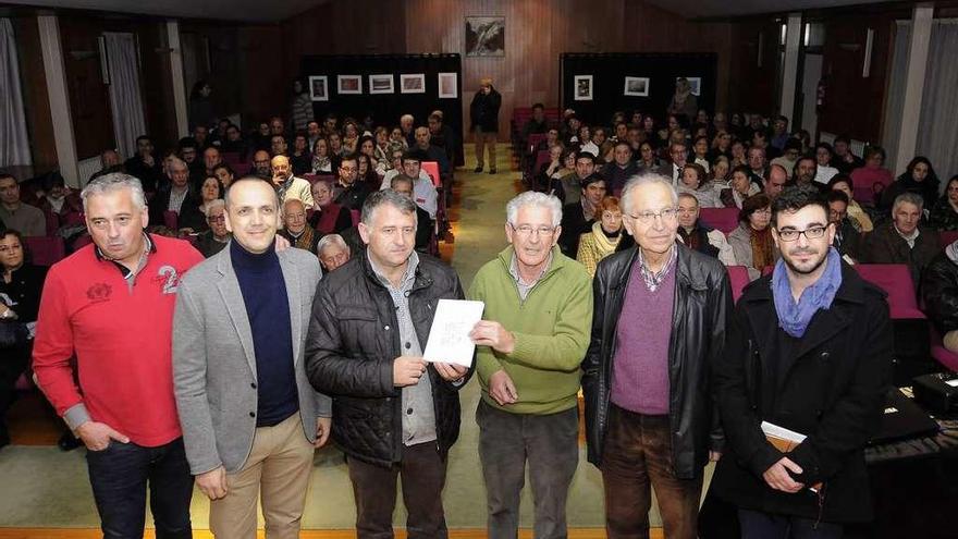 La presentación del libro tuvo lugar ayer en la Casa da Cultura de Silleda. // Bernabé/Javier Lalín