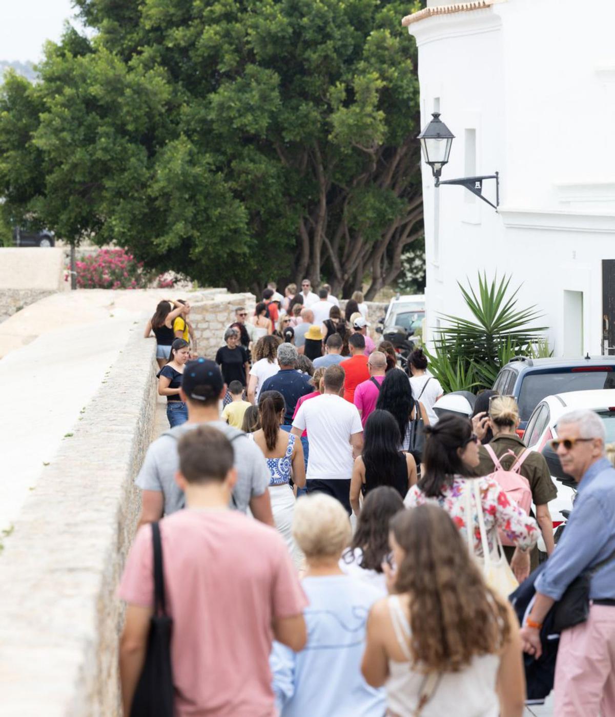 El día nuboso anima a decenas de turistas a visitar Dalt Vila  | VICENT MARÍ