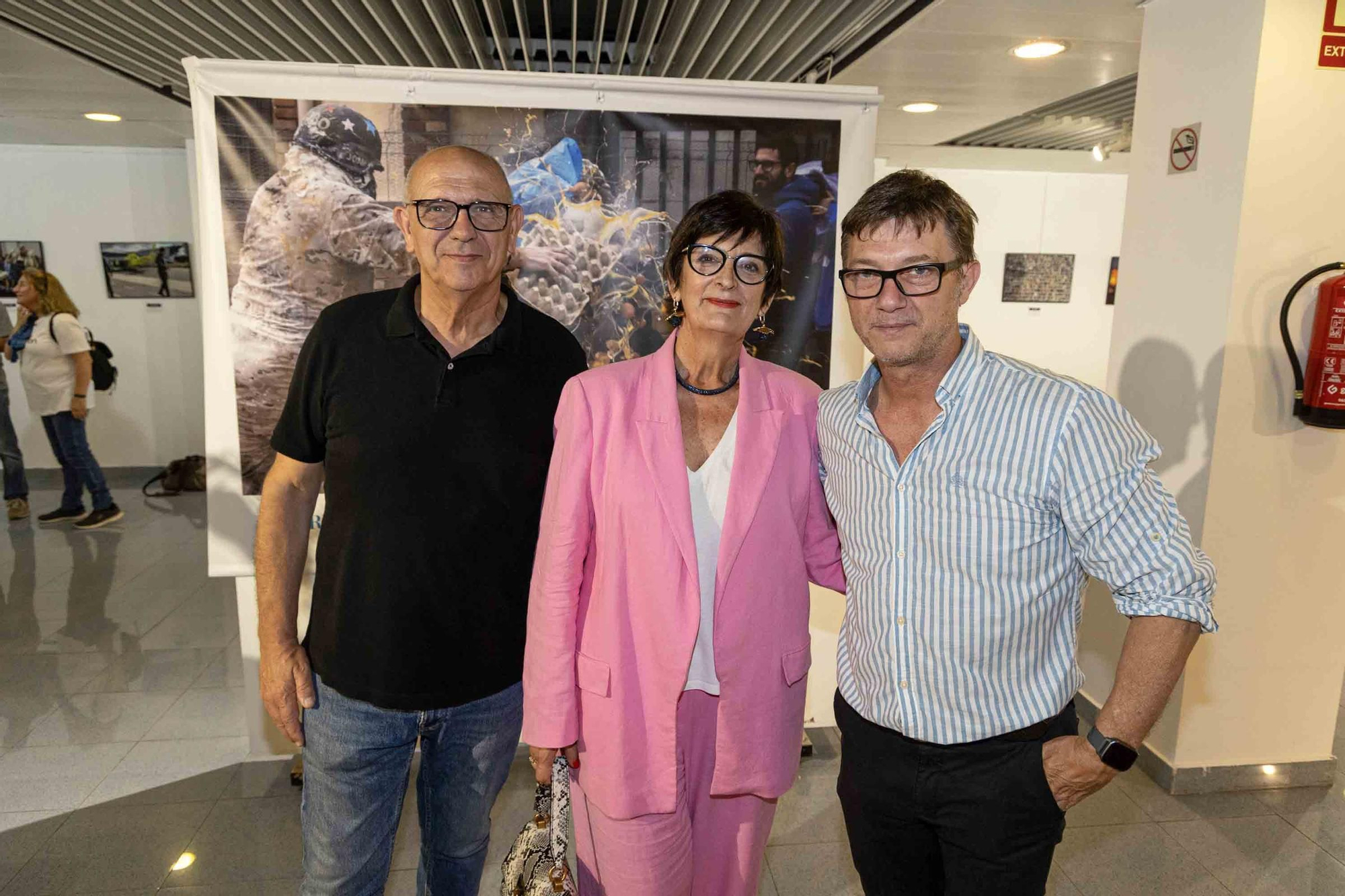 lleno total en la inauguración de INFotoperiodistas 2024,. un año de fotografía de prensa en Alicante
