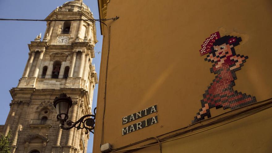 Mosaico que el artista Invader ha colocado en la fachada del Palacio Episcopal de la capital malagueña, edificio catalogado como Bien de Interés Cultural (BIC), junto a una torre de la Catedral de Málaga. El Obispado de Málaga ha hecho un requerimiento formal al Ayuntamiento y la Consejería de Cultura de la Junta para la retirada del mismo.