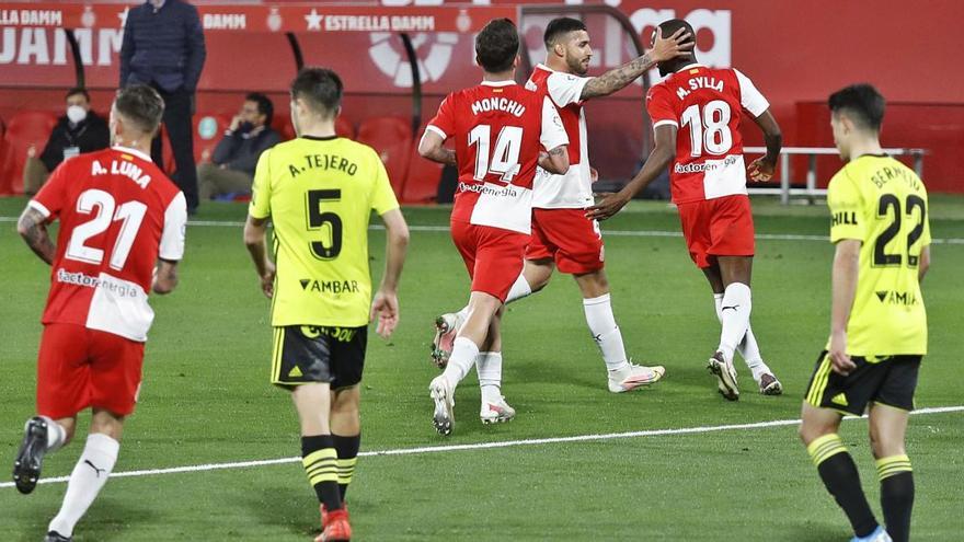 Nahuel Bustos felicita Mamadou Sylla, autor del tercer gol contra el Saragossa el divendres passat a Montilivi.
