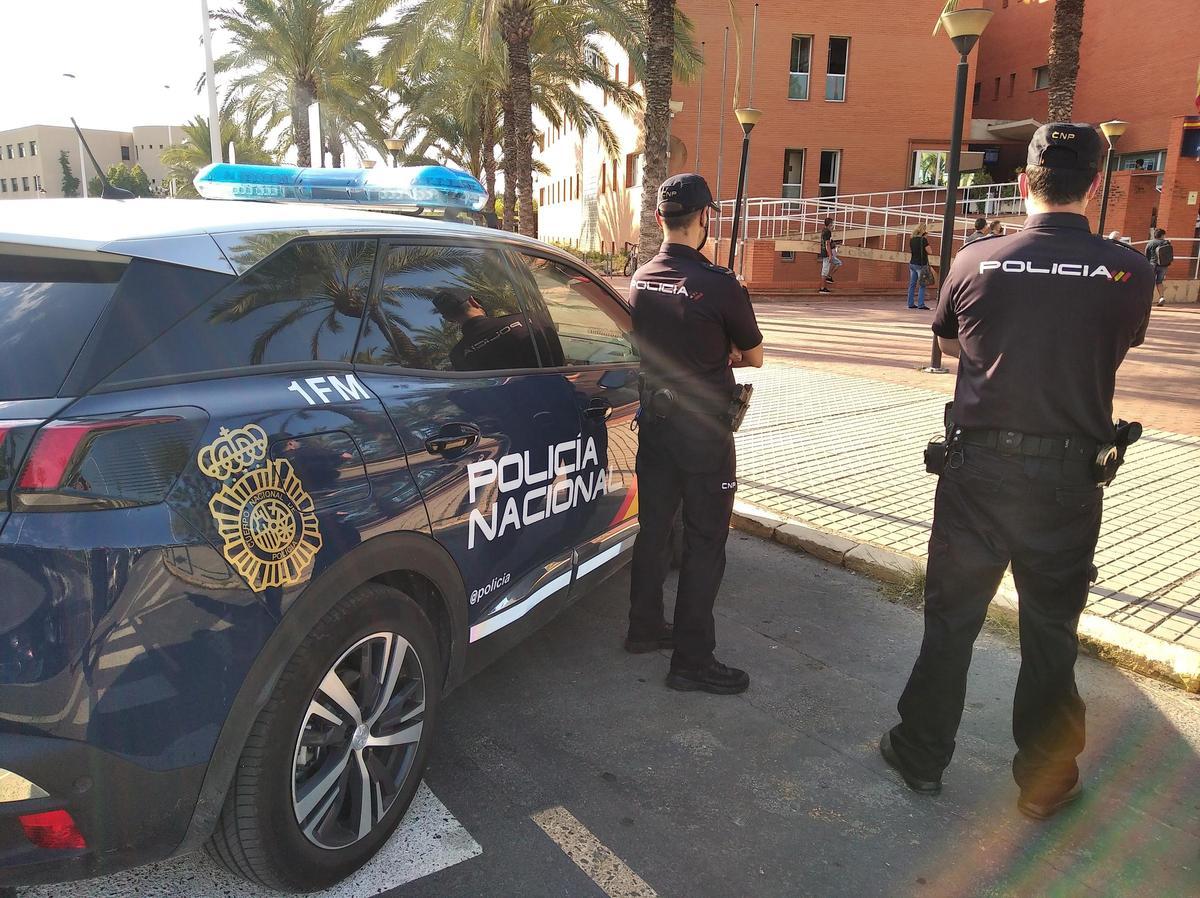 Dos policías frente a la Comisaría de Elche.