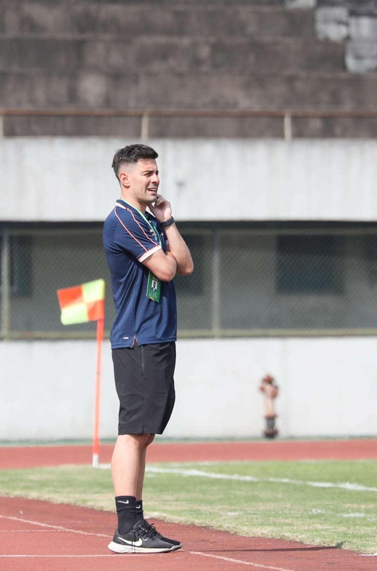 Gonzalo Fernández, entrenador del Alondras, dirigiendo un entrenamiento en China.