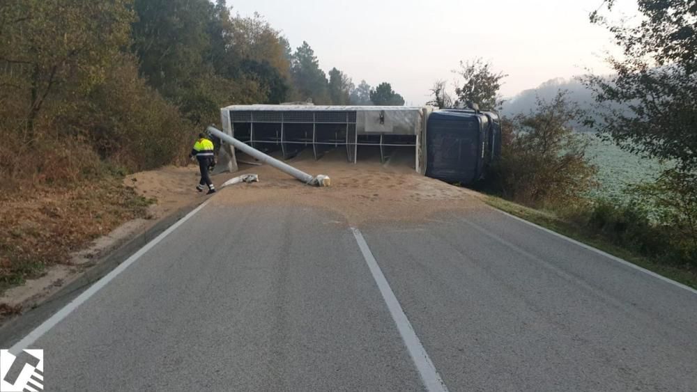 El camió tombat al mig de la via