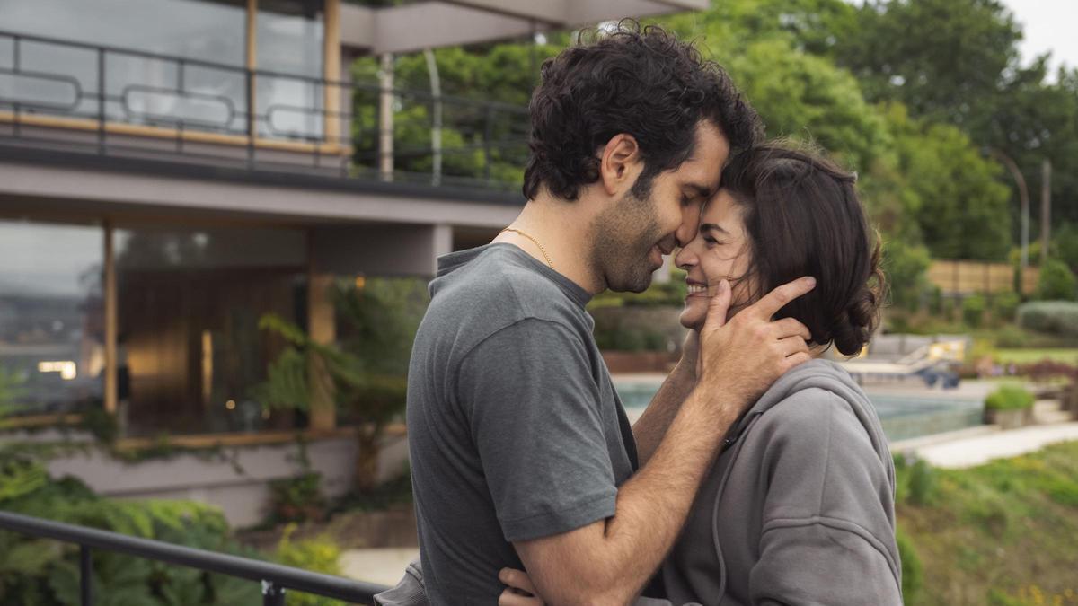 El compostelano Tamar Novas y la madrileña Clara Lago, en la segunda temporada de 'Clanes'.