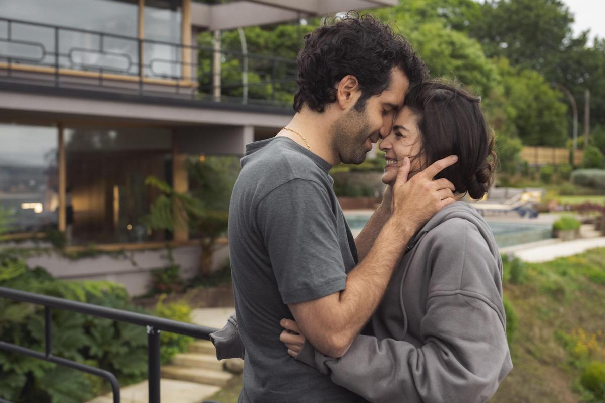 El compostelano Tamar Novas y la madrileña Clara Lago, en la segunda temporada de 'Clanes'.