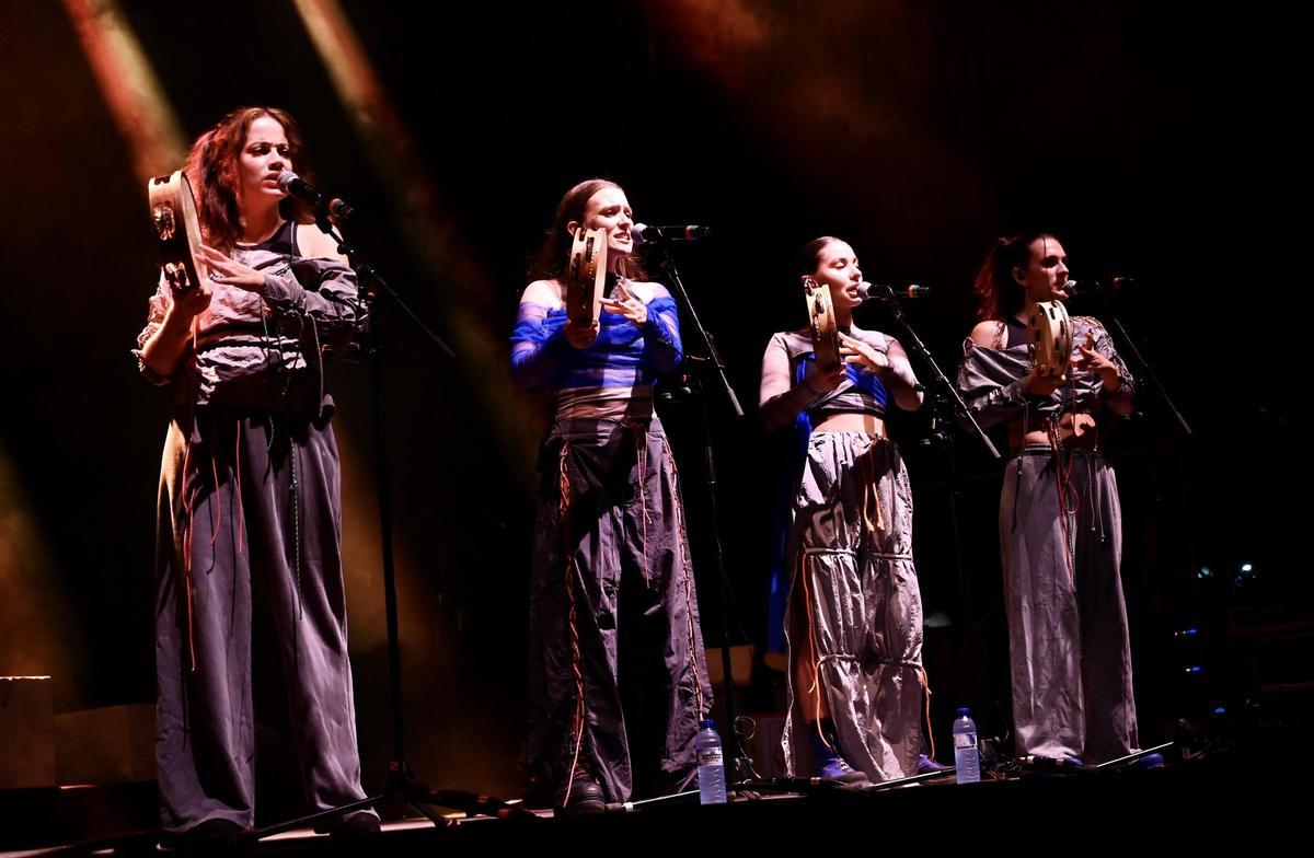 Actuación de Fillas de Cassandra en las fiestas de la Peregrina de Pontevedra.