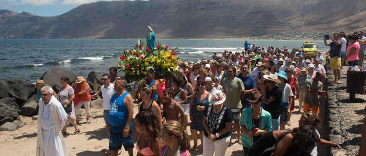 La procesión del Sagrado Corazón de María en la playa de la Caleta, en Famara, con el cura Berto Martín a la cabeza