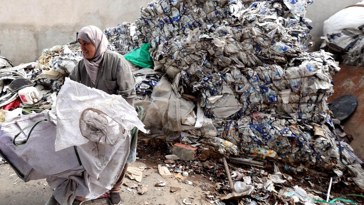 Planta de reciclaje de plástico en Túnez que apoya a 200 familias.
