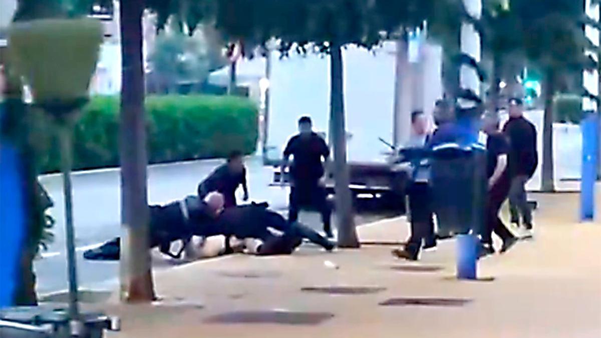 Vídeo | Así fue la detención de un hombre que agredió a policías locales en la Feria de Sevilla