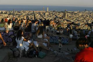 Los vecinos del Turó de la Rovira reclaman que se desalojen cada noche los búnkers del Carmel