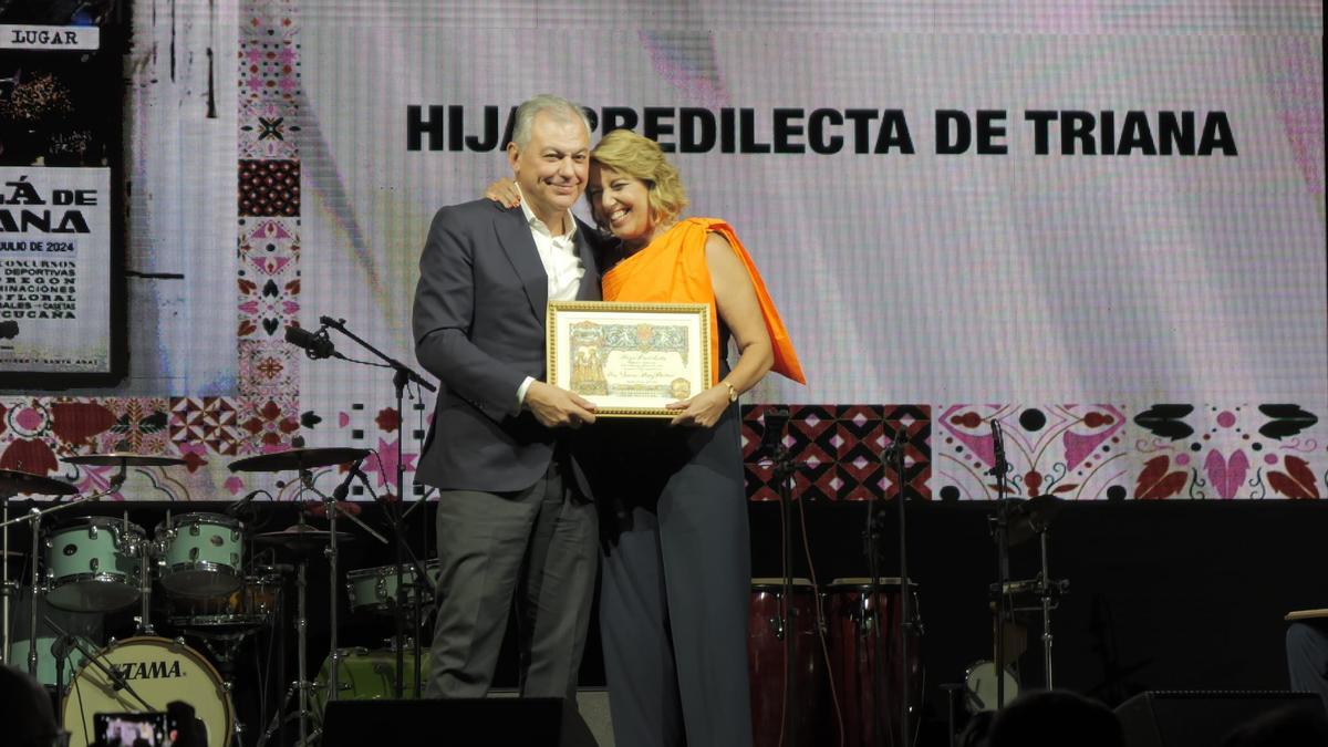 El alcalde de Sevilla, José Luis Sanz, y Susana Díaz en la entrega del galardón.