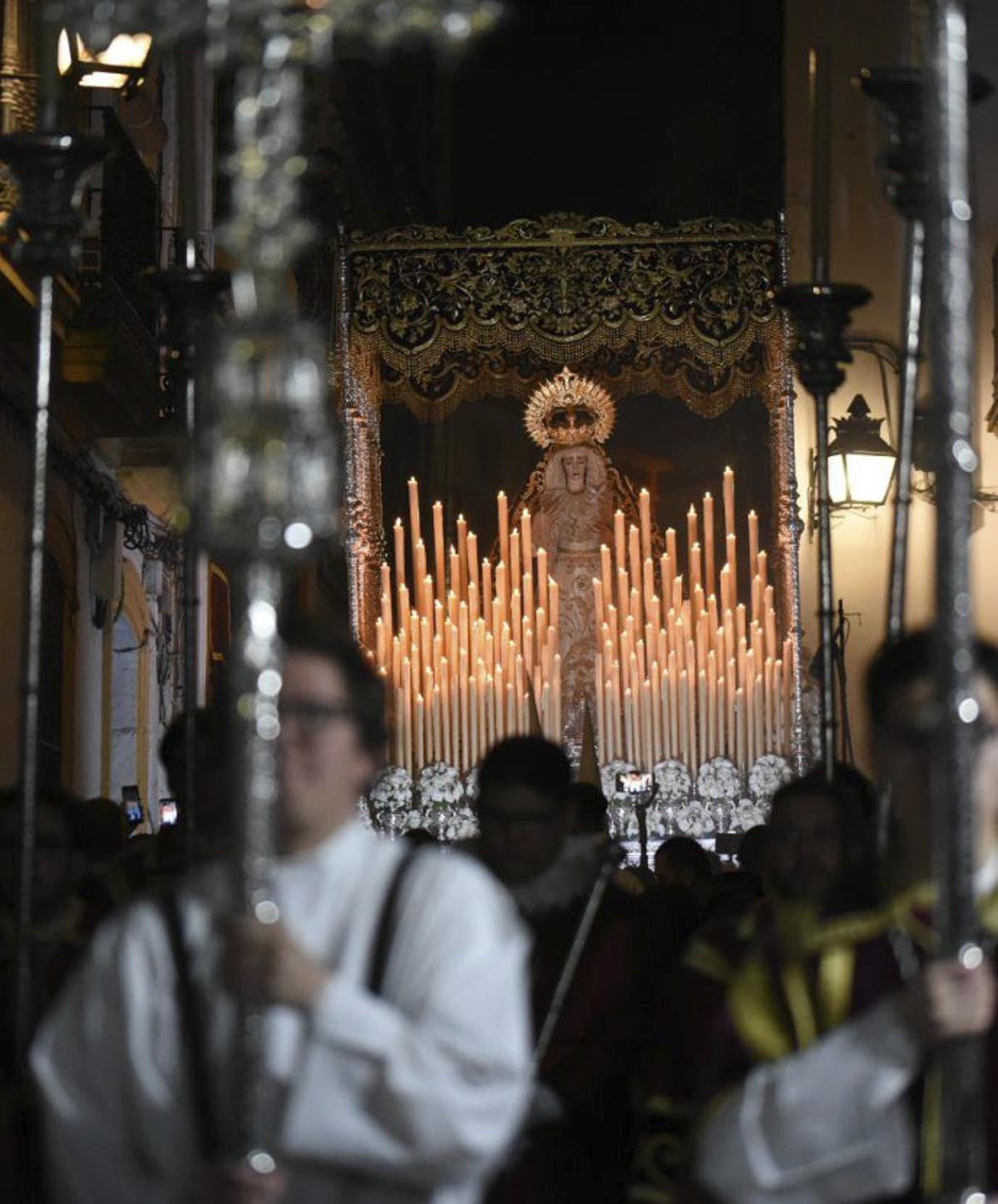 La Virgen de Gracia y Amparo, en su palio actual.