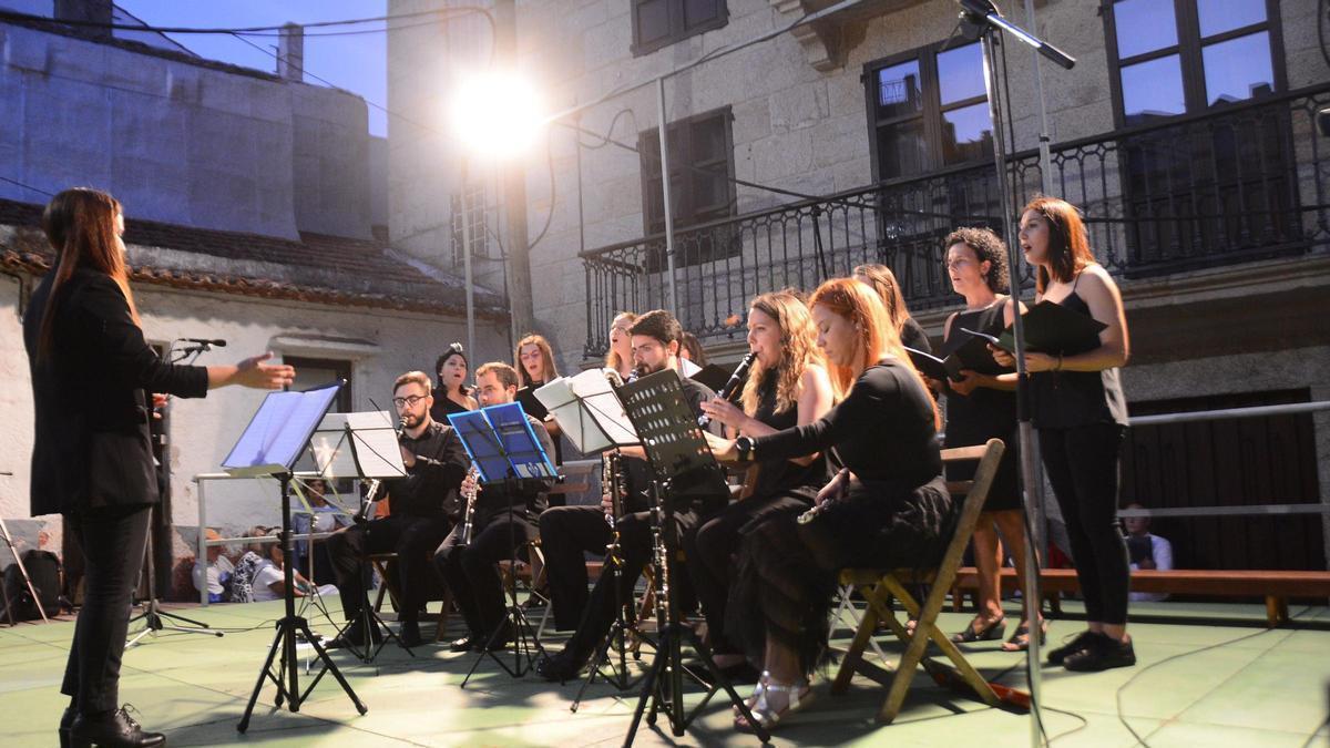 Actuación de «Así Canta Cangas» en las Festas do Cristo 2025.