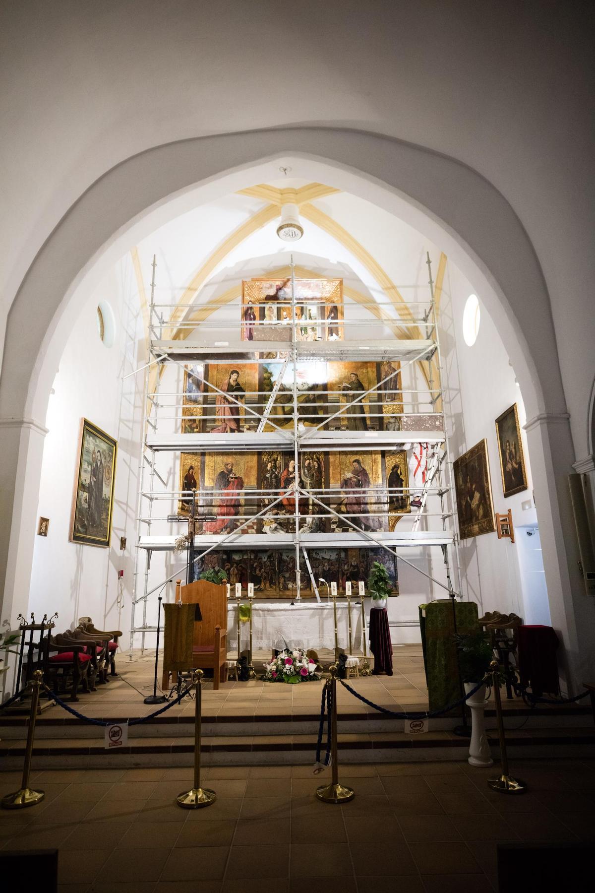 Imagen del retablo con andamios para comprobar su estado en 2021.