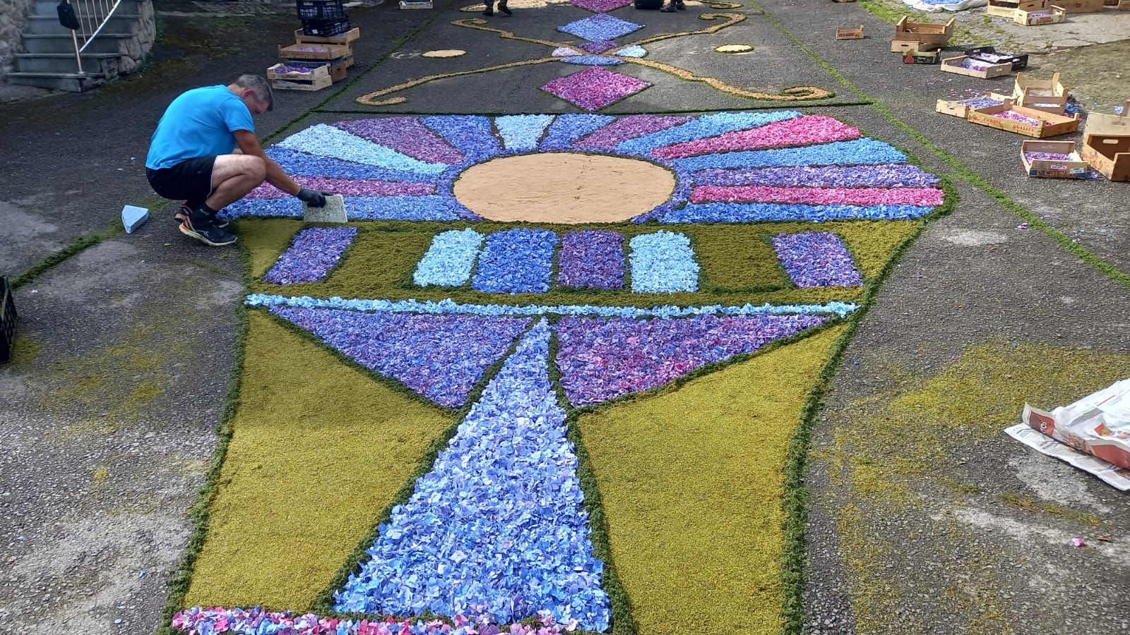 Cue se llena de color con sus alfombras florales