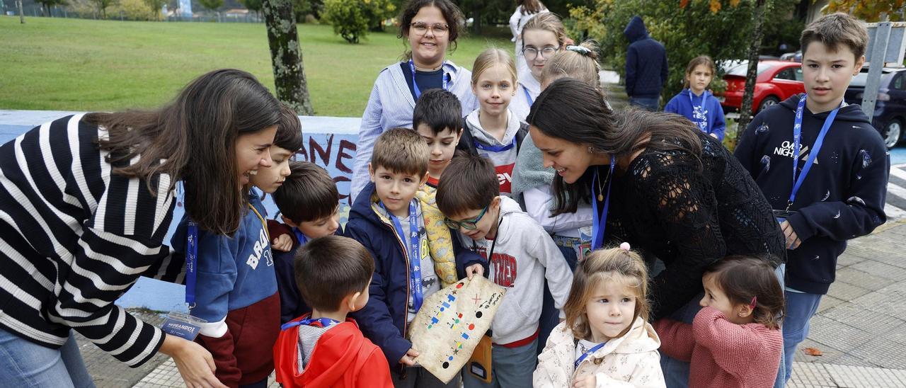 Niños participante en la ludoteca organizada ayer en Pontevedra por Anedia con motivo de las jornadas &quot;Medrando con diabetes&quot;.