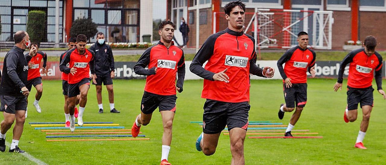 Pablo Pérez, en primer término, durante un entrenamiento del Sporting.