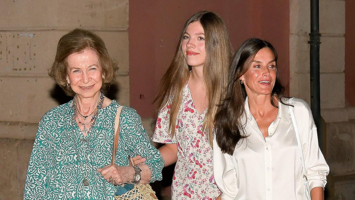 La infanta Sofía estrena alpargatas y firma en su armario para ver 'Barbie'