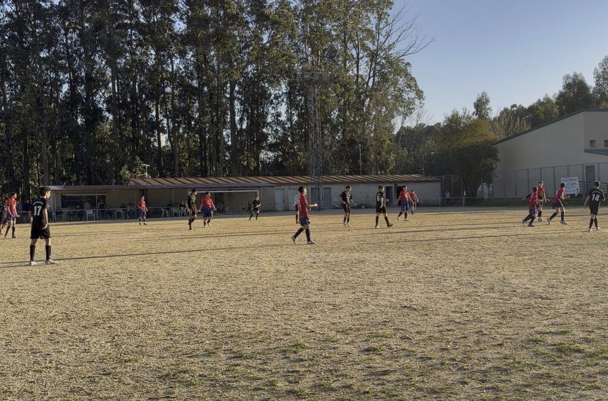 Un reciente partido de uno de los equipos de la Escola de Fútbol Base Cangas en Monte Carrasco. | G. NÚÑEZ
