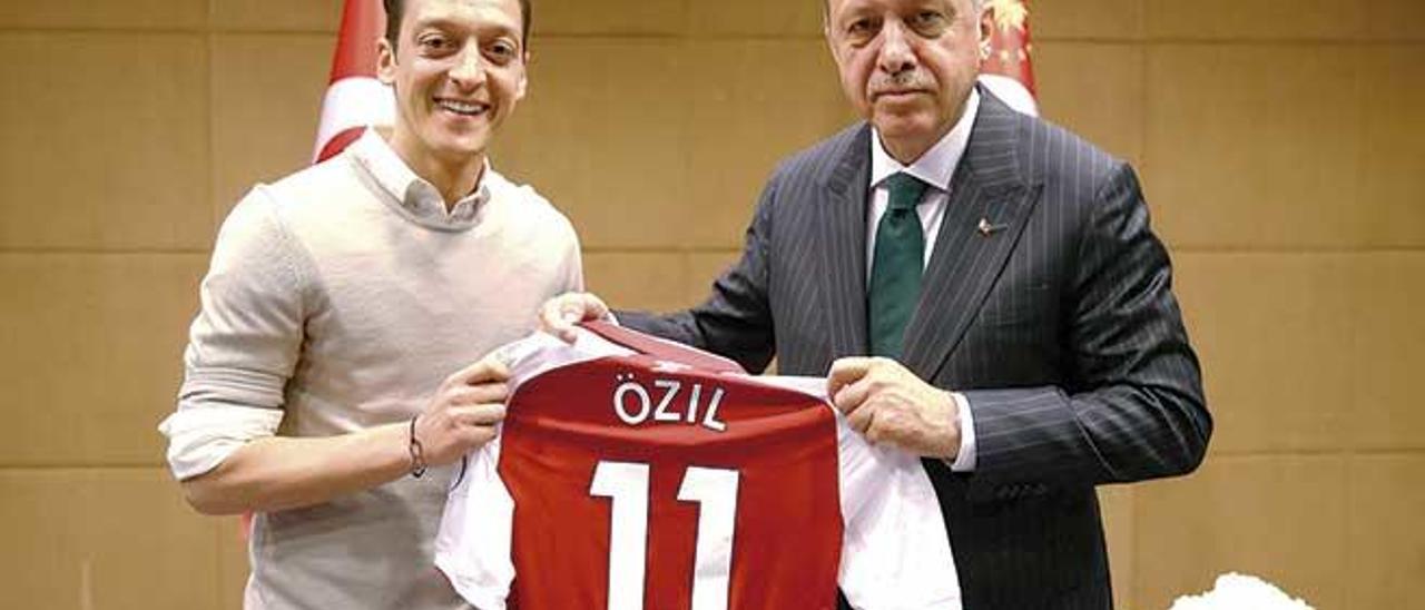 La polémica fotografía del futbolista Mezut Özil, de origen turco, con el presidente de Turquía, Tayyip Erdogan.