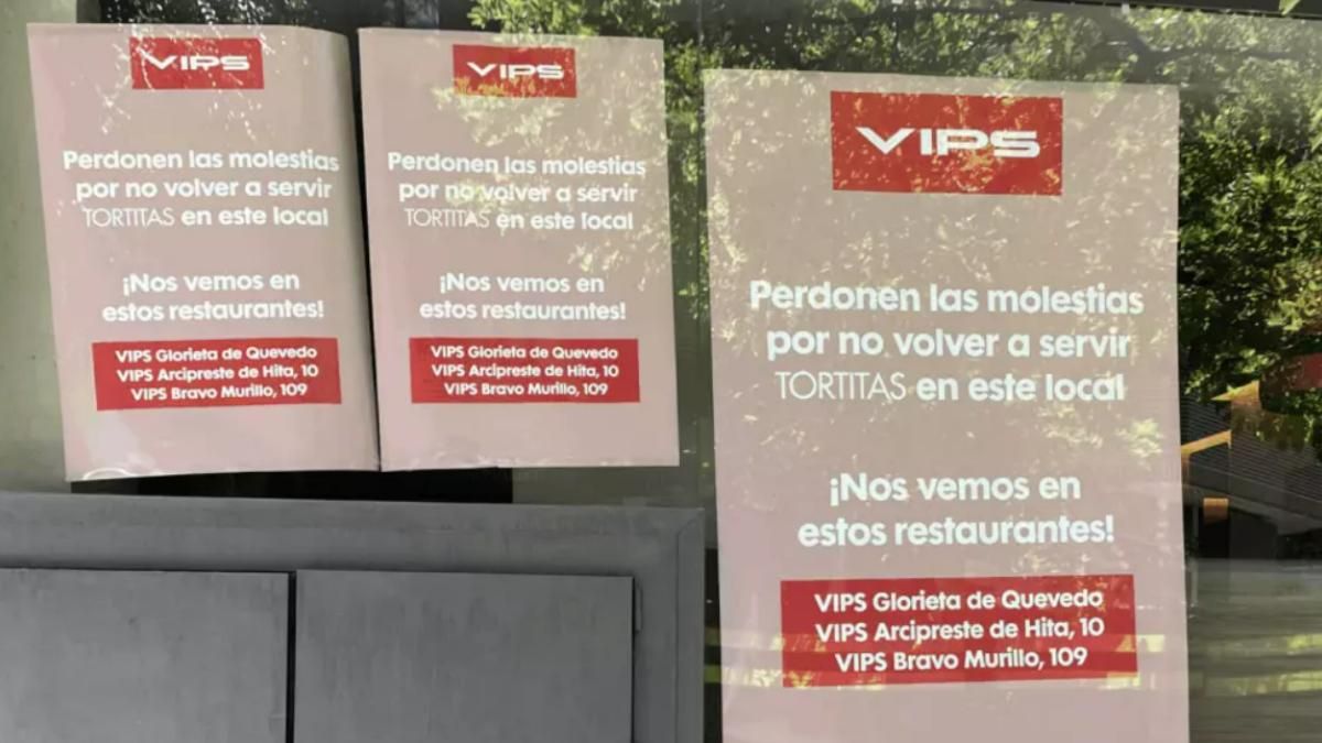 Cartel anunciando el cierre del Vips de Julián Romea.