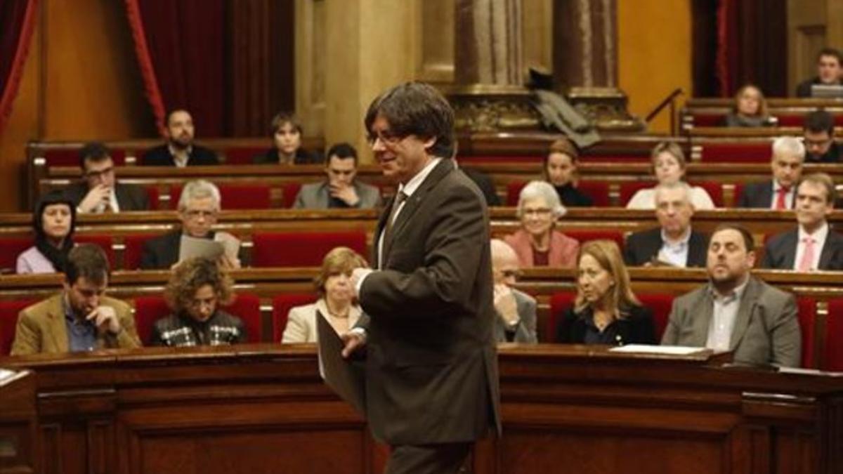 El 'president' Carles Puigdemont, en el pleno de ayer en el Parlament.