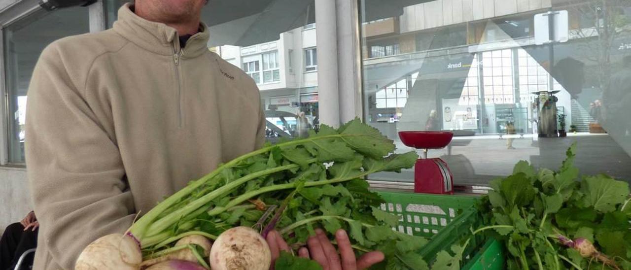 Miguel Pernas, ayer, en la Pola, con un manojo de nabos.