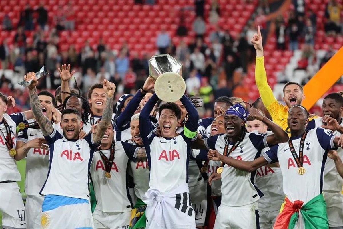 Son levantando la Europa League.