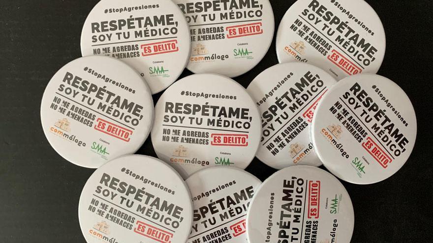 Chapas con el lema de la campaña puesta en marcha por el Colegio de Médicos.