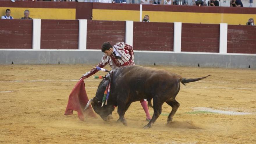 Antonio Puerta, quebrando la cintura, ayer en la corrida de toros de Cehegín. | ENRIQUE SOLER