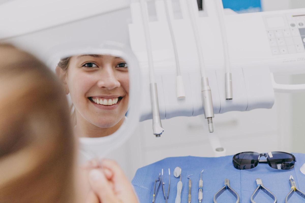 Gracias a la ortodoncia invisible es posible alinear los dientes de forma casi imperceptible.