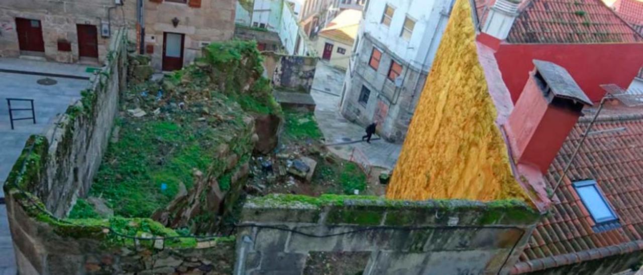 Vista de la parcela del Casco Vello que pretende abrir al público  // FdV