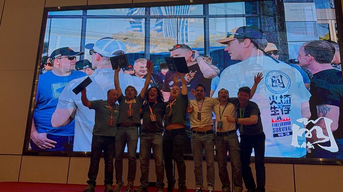 El equipo de los Bombers de la Generalitat, al recibir el galardón de campeones.