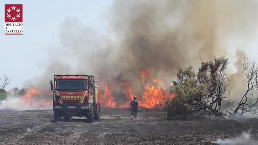 Bomberos en la extinción del fuego este martes en Almenara.