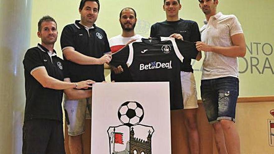 Varios miembros del River Zamora posan con la camiseta del equipo sénior junto a Joaquín Gago.