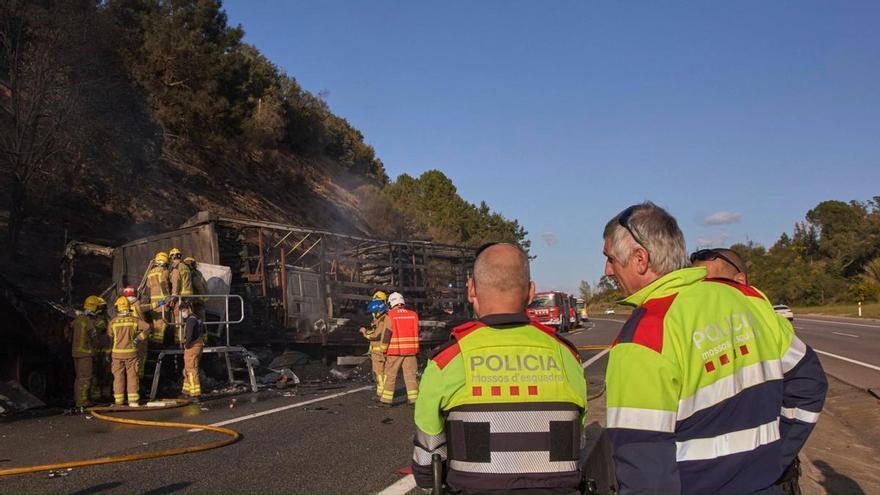 Dos morts en el camió incendiat de l'accident de L'Eix a Santa Coloma de Farners