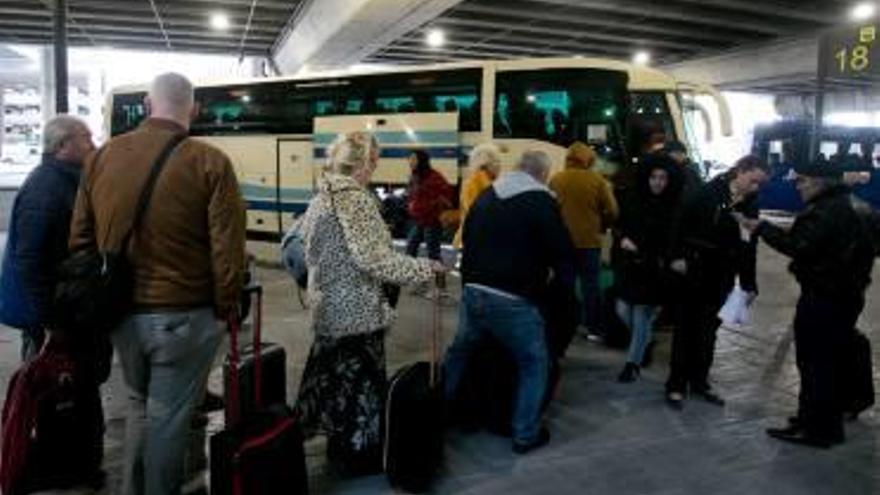 Pasajeros con destino a Dublín suben al autobús hasta Murcia, mientras otros esperan su transporte alternativo en la terminal.