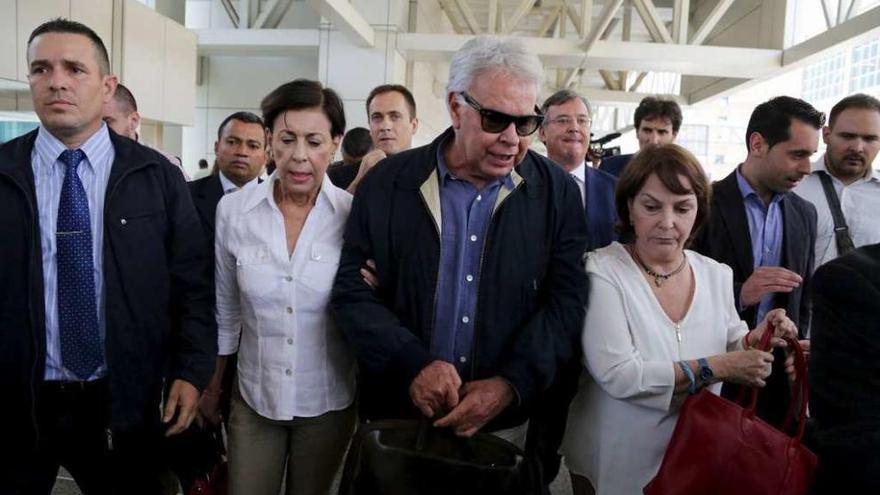 González llega a Caracas para sumarse a la defensa de los opositores presos