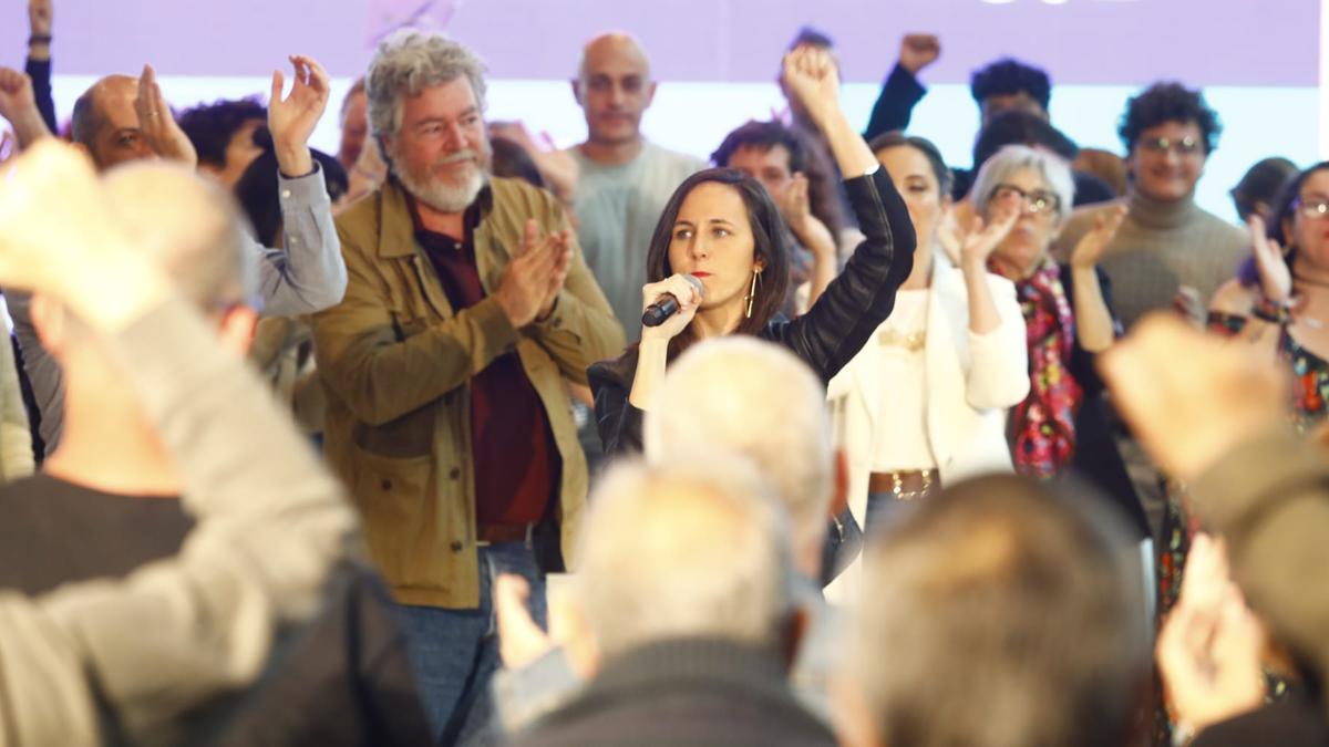 Ione Belarra, líder de Podemos, alza el puño al grito de 'sí se puede', en un momento del mitin.