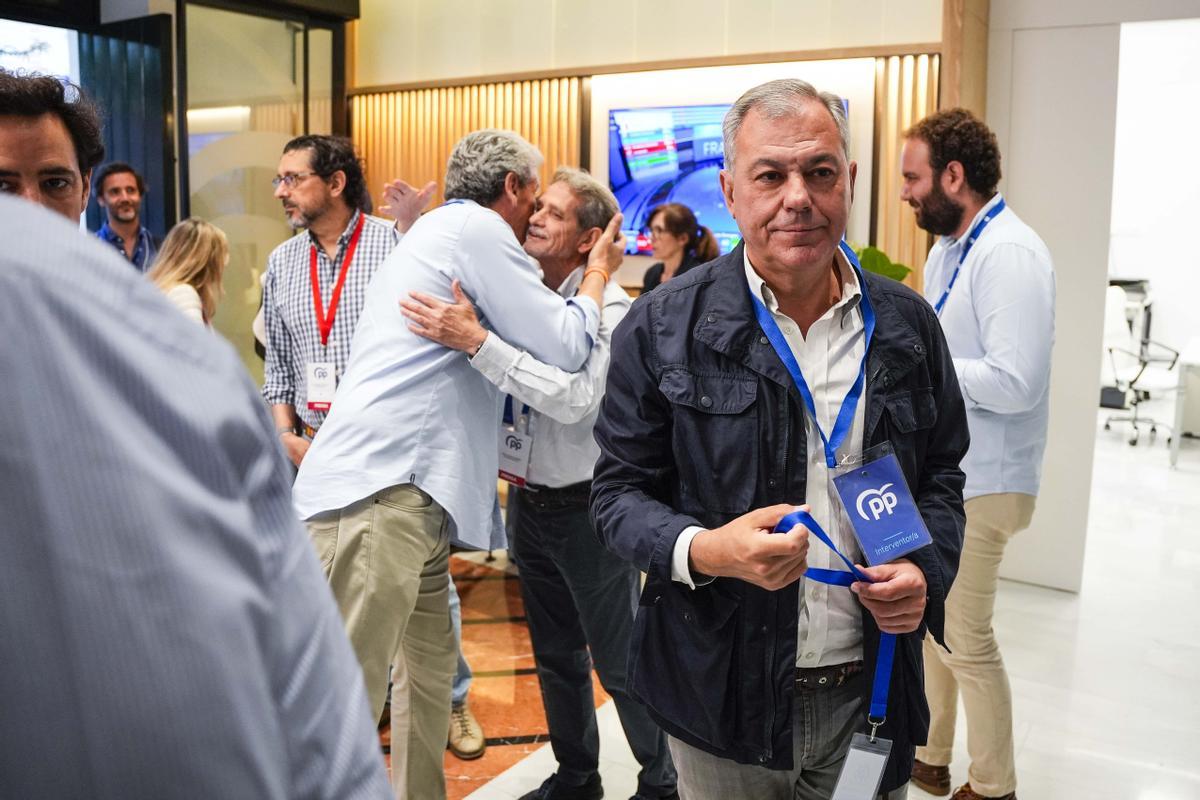 El alcalde de Sevilla, José Luis Sanz, durante la noche electoral en la sede del PP-A, a 9 de junio de 2024, en Sevilla (Andalucía, España). Hoy tienen lugar las elecciones europeas de 2024 en España. Más de 38 millones de españoles han estado llamados a pasar por las urnas en unos comicios en los que se eligen a 61 eurodiputados al Parlamento Europeo. El partido político más numeroso es el Partido Popular Europeo, con 177 parlamentarios, seguido del Grupo de la Alianza Progresista de Socialistas y Demócratas (143), mientras que el más pequeño es el grupo de la Izquierda, con 37 representantes. 09 JUNIO 2024 Joaquin Corchero / Europa Press 09/06/2024 / JOSE LUIS SANZ;Joaquin Corchero