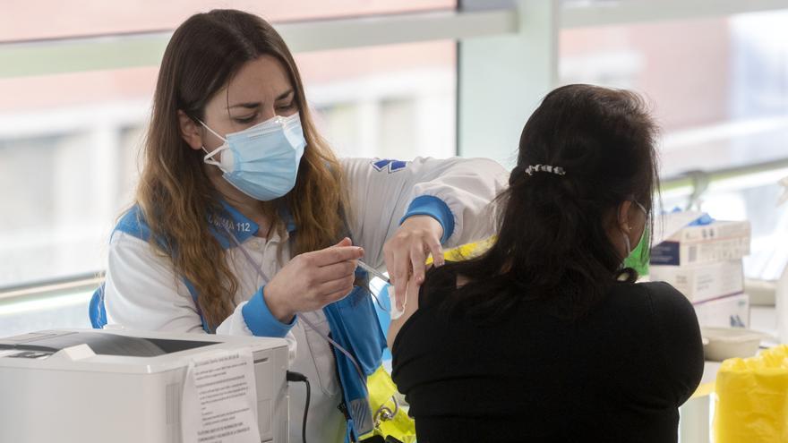 Salud Pública recomienda aplazar ahora la tercera dosis a cinco meses para los contagiados por covid