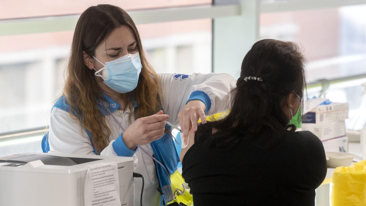 Una mujer se vacuna frente al covid.