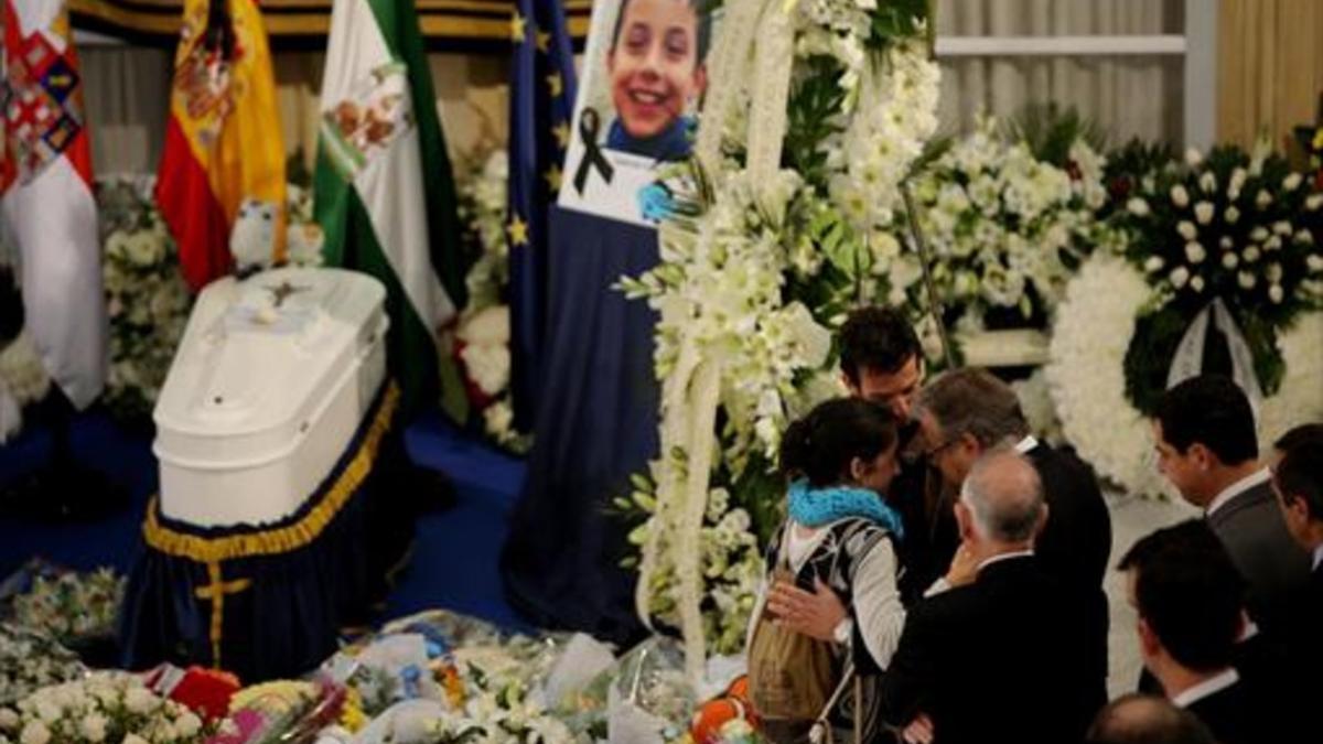 Los padres de Gabriel, en la capilla ardiente, junto al ministro Zoido.