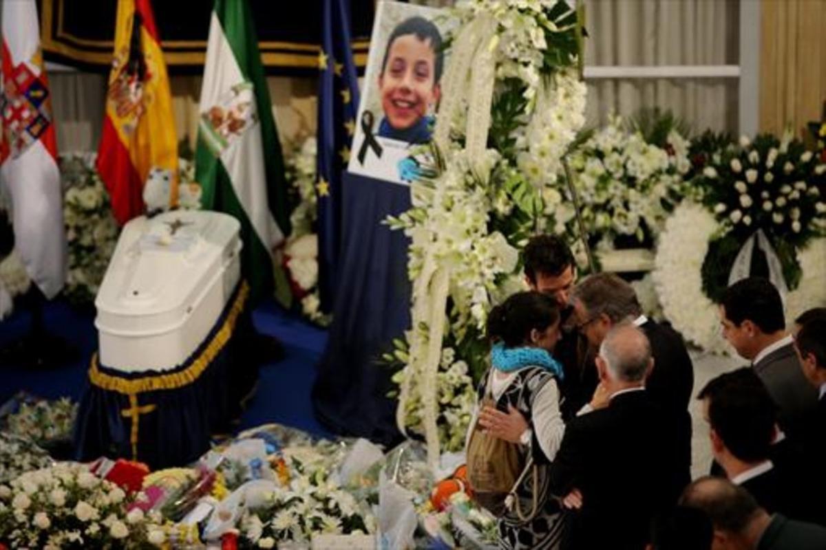 Los padres de Gabriel, en la capilla ardiente, junto al ministro Zoido.