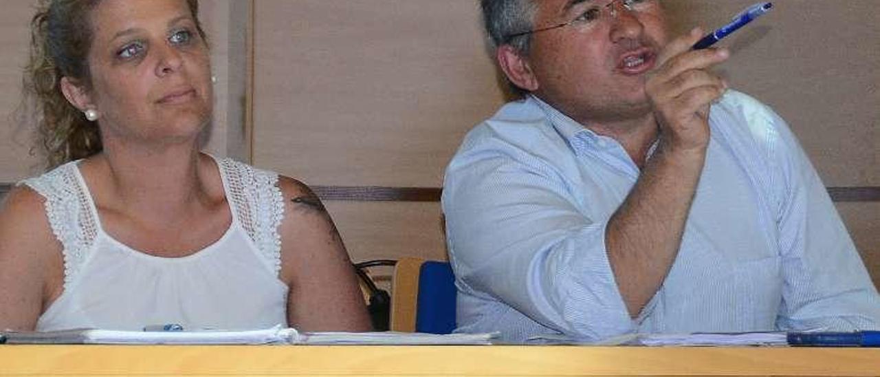 Los ediles del PP Estela Santomé y José Fervenza, en pleno. // G.N.