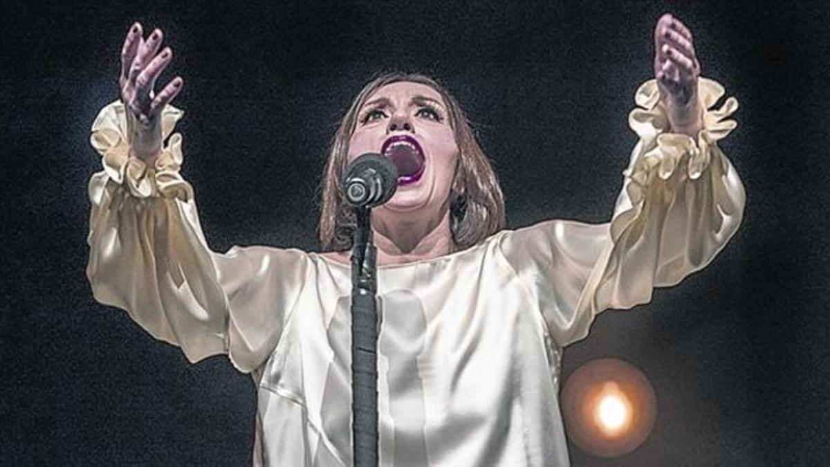 Luz Casal, el viernes, al principio de su recital en el Liceu.