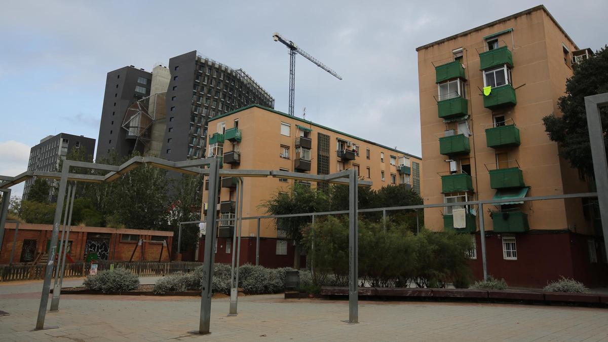 Balcones protegidos con redes en el barrio del Besòs i el Maresme, en Barcelona.